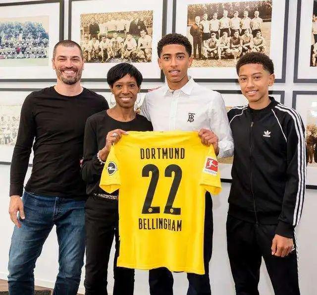 向球迷们展 向球迷们展